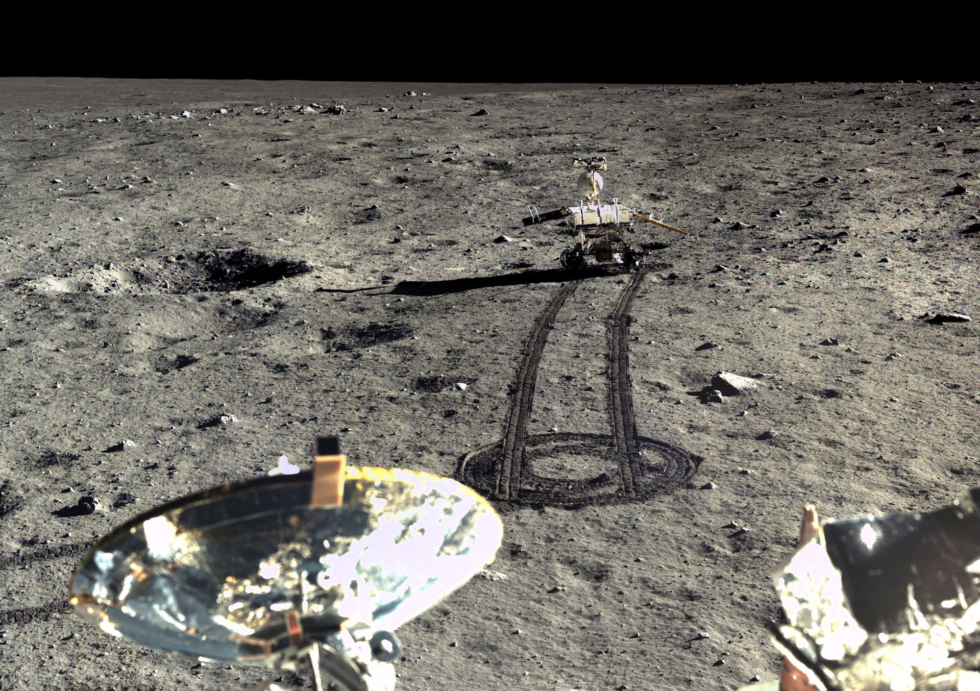 Rover Yutu driving off lander Chang'e 3