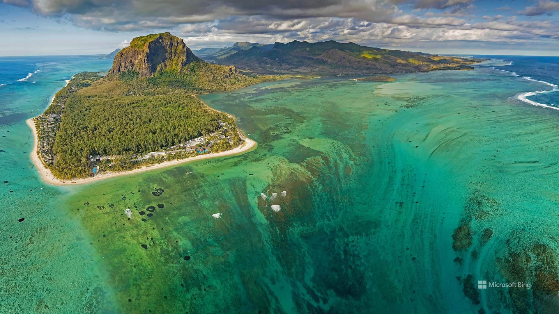 Mauritius’ underwater waterfall wallpaper